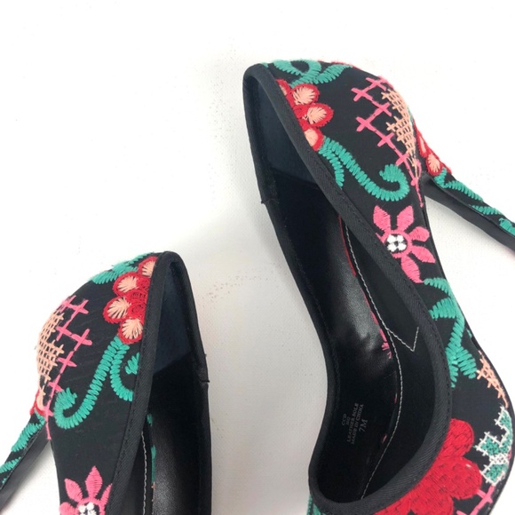 Charles David ‘Addie’ Floral Embroidered Pump - Picture 12 of 15